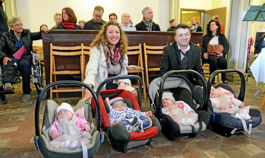 Gjermani, pagëzohen në kishë katërnjakët shqiptarë, kumbarë i tyre bëhet Kryeministri