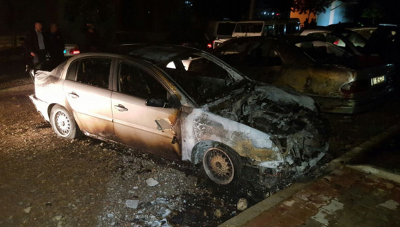 FOTOT/ Konflikti i dashurisë dhe hakmarrja çuan në djegien e këtyre makinave