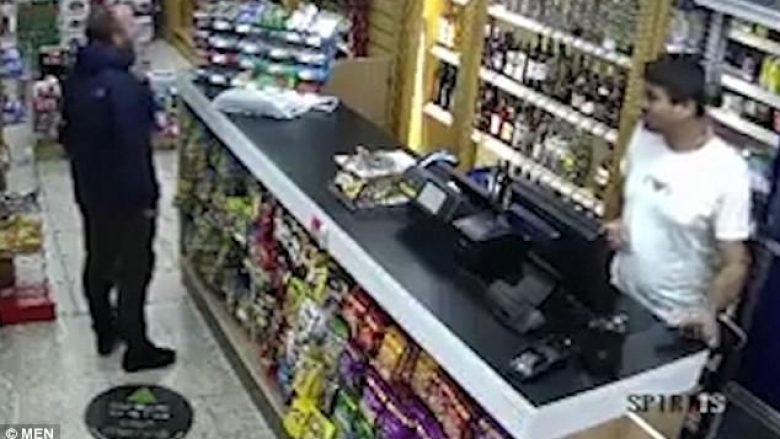 VIDEO/ Babë e bir luftojnë me grabitësin me shishe vodka dhe karrige