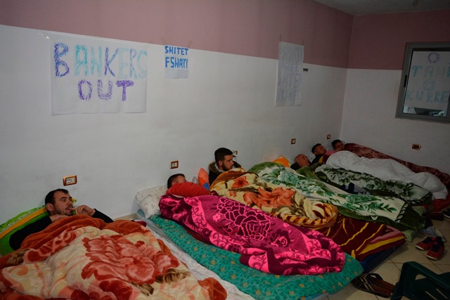 FOTO/ “Të braktisur e të mashtruar nga qeveria, drama për banorët e Zharrësit nuk ka fund”