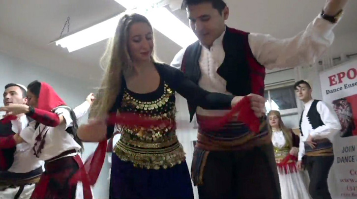 VIDEO/ Ansambli i të rinjve shqiptarë përtej oqeanit që ruan traditën e të kërcyerit