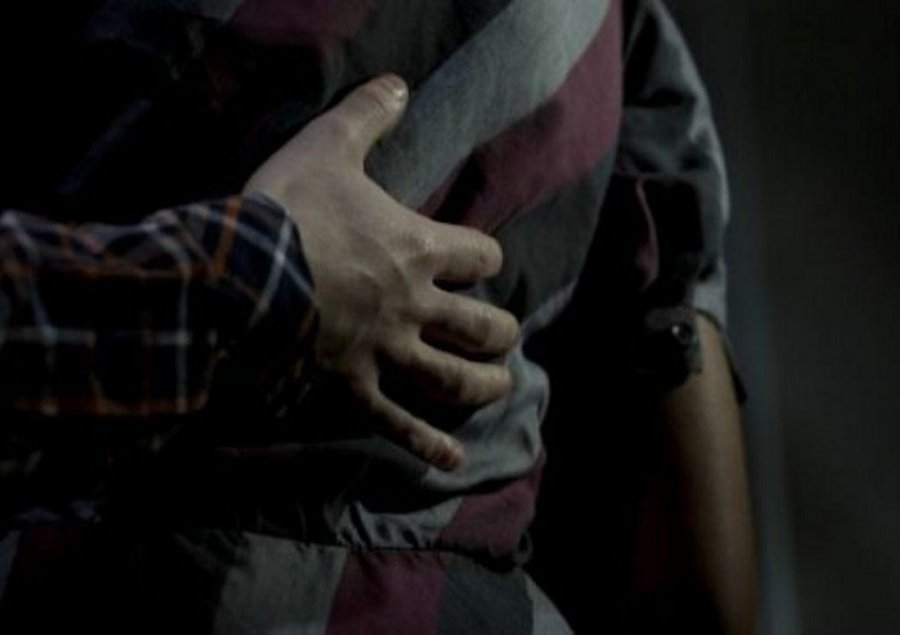 Berat, fqinji i “fut duart” fqinjës, për nga mosha mamaja e tij