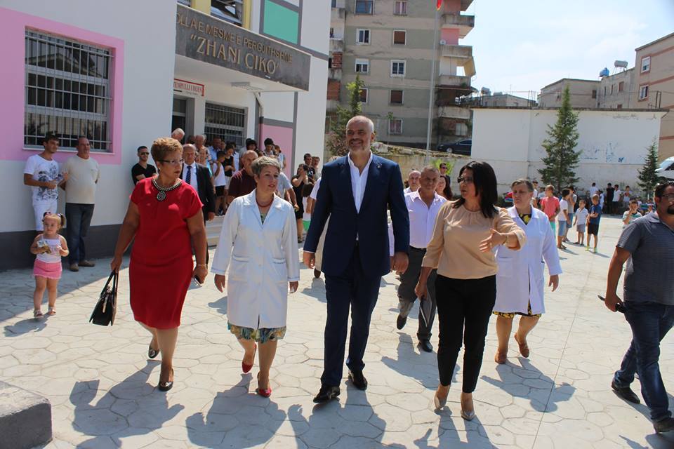 FOTO LAJM/ Adoleshenti i prish vizitën Kryeministrit Edi Rama në Patos