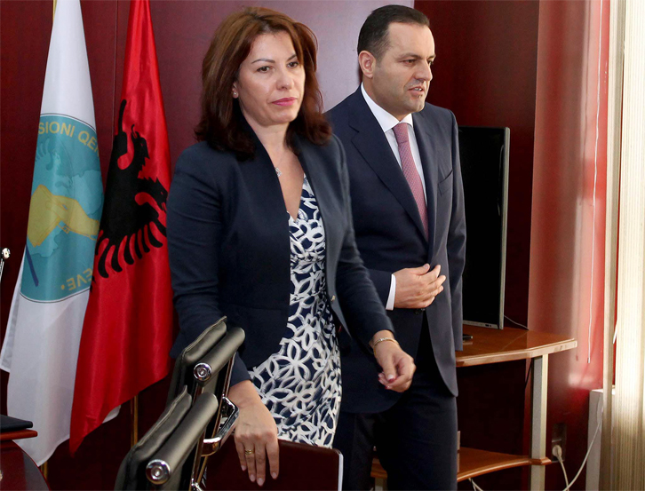 DEKRIMINALIZIMI/ Kryeprokurori vizitë “surprizë” te zyra e kryetares së KQZ