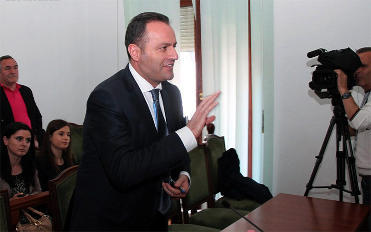 “Ngërçi” institucional, Xhafaj i përgjigjet Llallës: Lexoje dhe zbatoje mirë Kushtetutën!