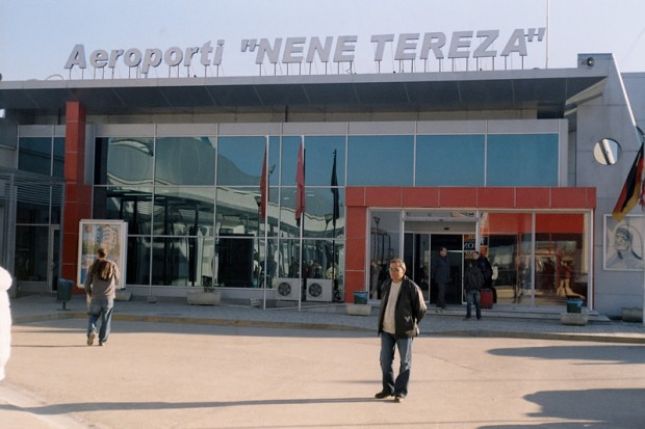 Aeroporti “Nënë Tereza” monopol, nuk ka bileta, qytetarët nuk udhëtojnë dot jashtë Shqipërisë