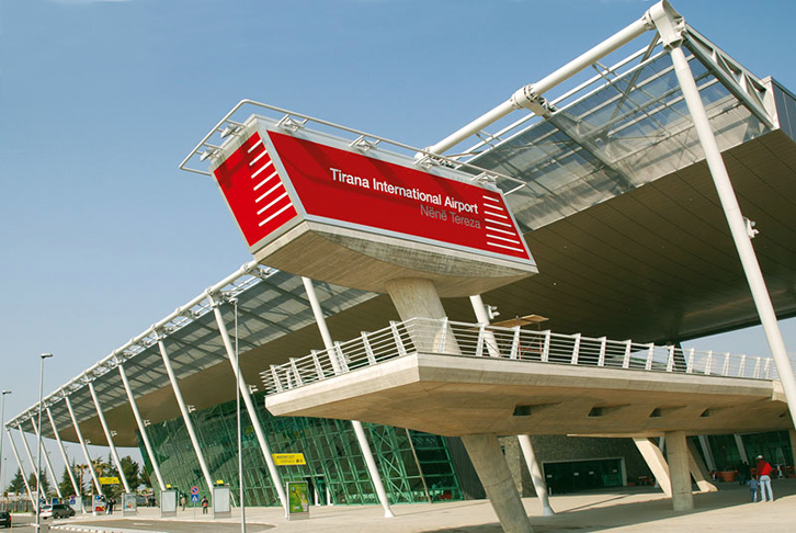Kinezët “shtrijnë kthetrat” edhe drejt Tirana International Airport