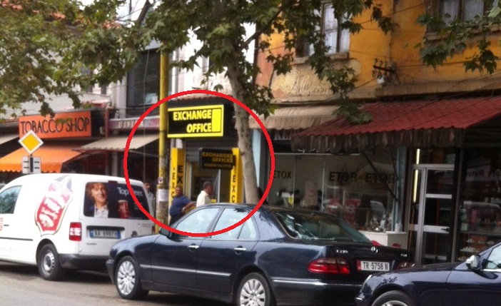 Grabitet ngjitur me policinë një pikë këmbimi valutor në Lushnjë