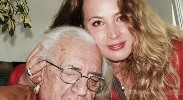 E bija  e Dritëro Agollit i përlot të gjithë: Ti po lufton me errësirën, nëse do të mund të dhurohej  jeta, do të ta jepja ty