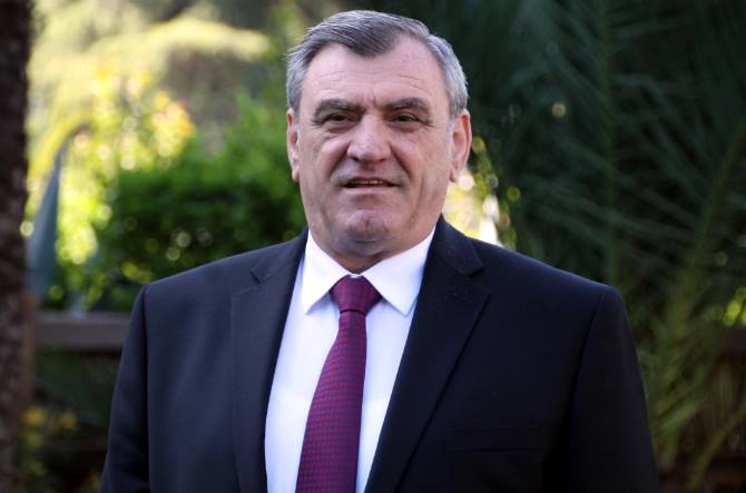 Agron Duka po bën “parti mbi palët”. Rrëzon dyshimet se po kalon majtas