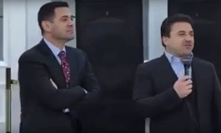 VIDEO/ Ministri Ahmetaj hedh kandidaturën për deputet në Kavajë, në krah të tij Elvis Roshi dhe i dyshuari për trafik kokaine