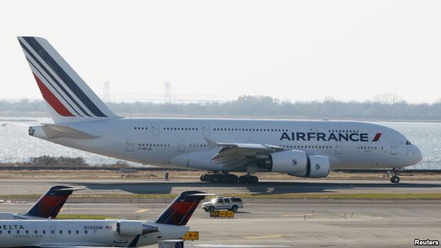 Kërcënohet aeroplani i Air France, shoqërohet nga avionë luftarakë amerikanë