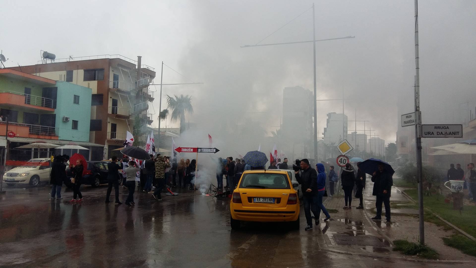 FOTO/ Durrës, tym edhe flakë kundër vjedhjeve me rrugën e plazhit