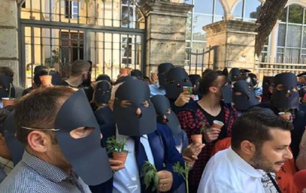 Të maskuar vendosin 300 vazo me hashash para ministrisë së Tahirit