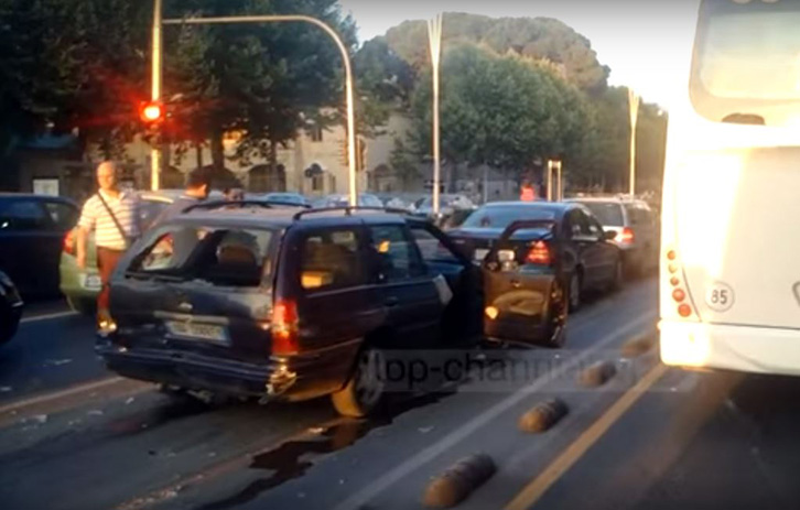 FOTO/ Aksident “poker” te “Zogu i Zi”