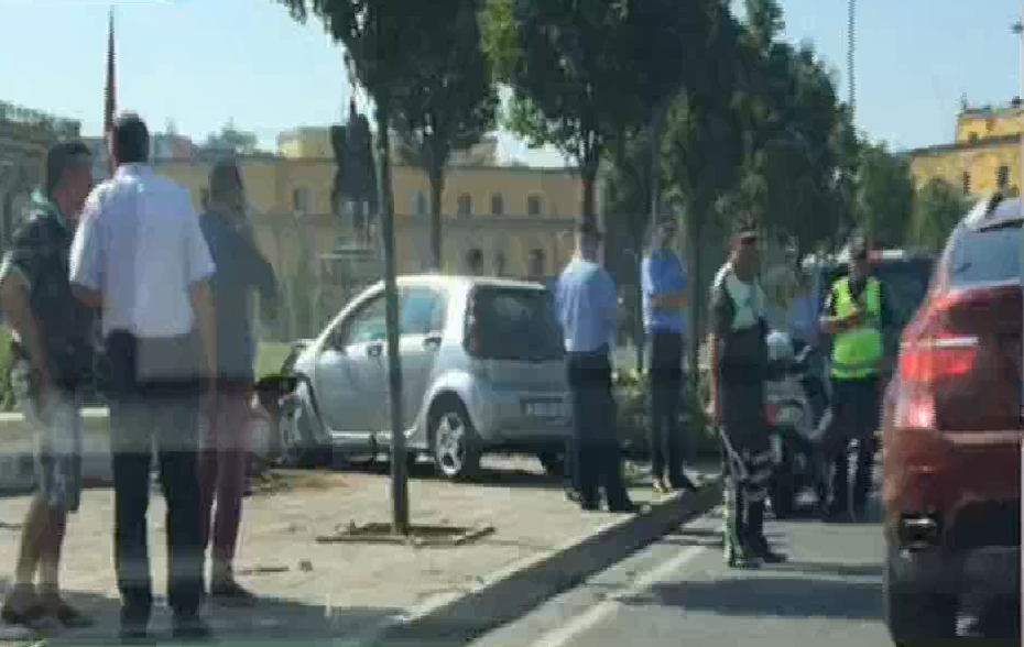 FOTO/ Tiranë, aksident tek “Sheshi Skënderbej”, makina del nga rruga përplaset me bordurën