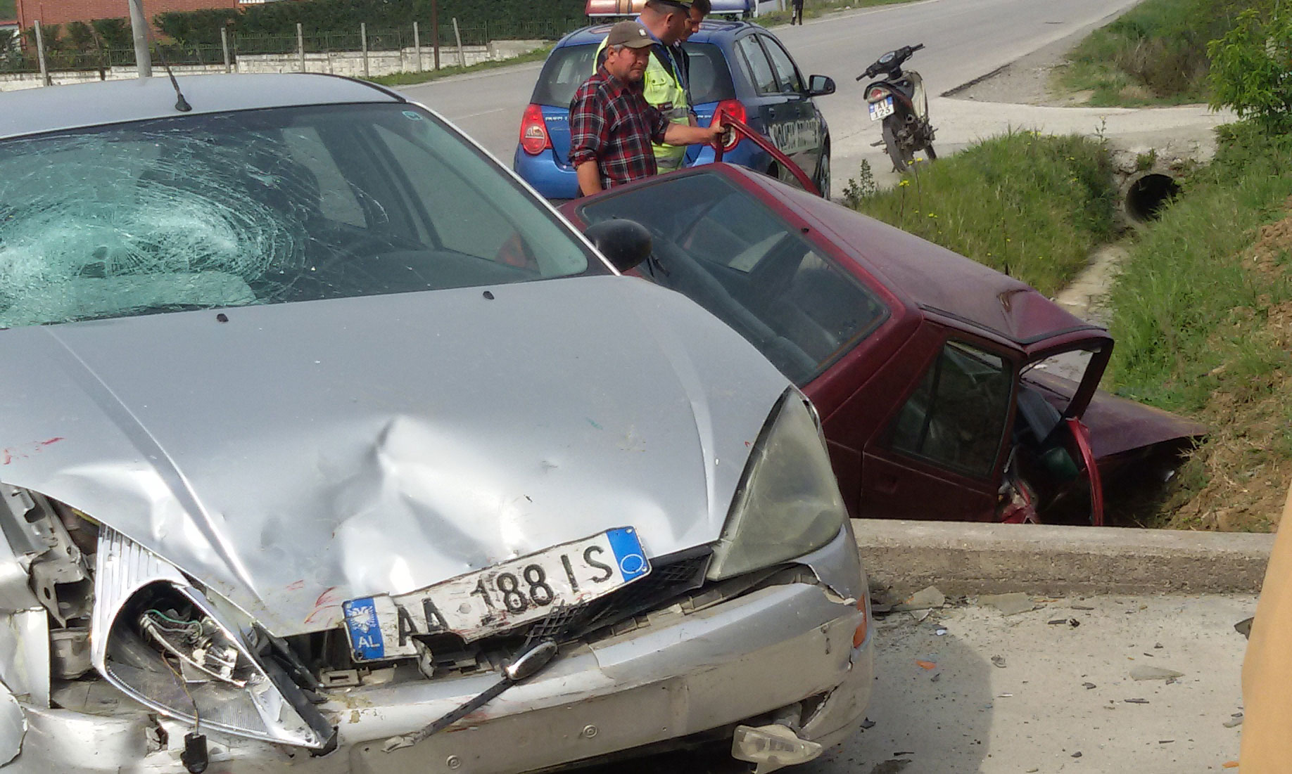 Përplasen dy automjete në aksin Shkodër-Velipojë, plagosen rëndë dy persona