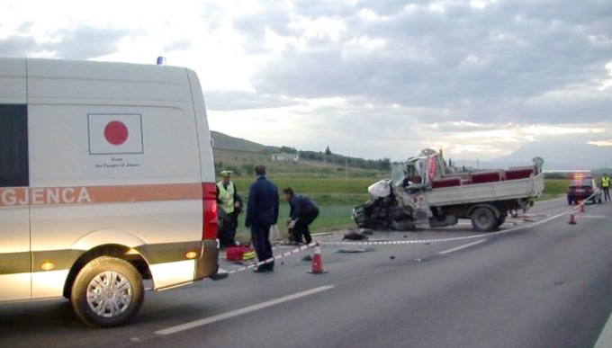 FOTO/ Lushnje, përgjumet shoferi, përplaset kamionçina me furgonin në Kashtëbardhë, 5 të plagosur