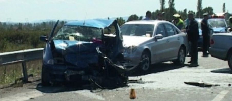 Përplasen dy makina; nuk u dëmtuan, por përfundojnë në spital nga dhuna mes tyre