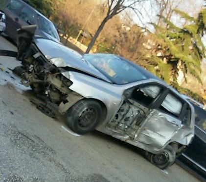 FOTO/ Tiranë, aksident te “7 Xhuxhat”, makina u përplas me pemët shoferi në spital