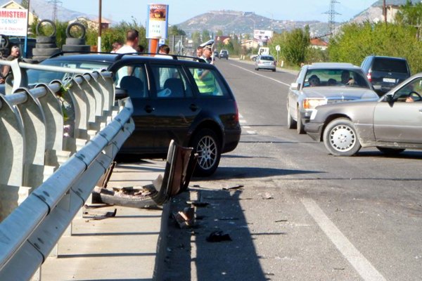Aksident i rëndë, përfshihen 3 makina, mbetet i vdekur 27 vjeçari nga Ulqini