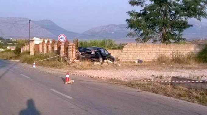 Lushnje, makina hyn në oborrin  e shtëpisë, aksidenton për vdekje të moshuarën