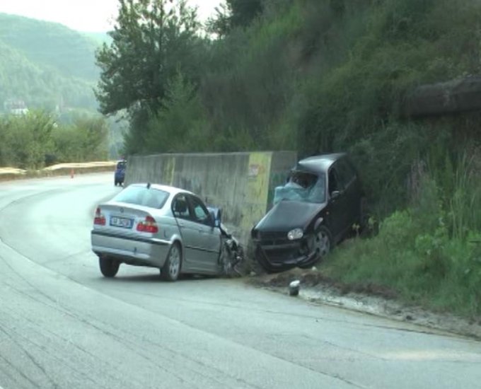 Fier, ktheheshin nga festa, shpejtësia shkakton një të vdekur e dy të plagosur pas një përplasje automjetesh