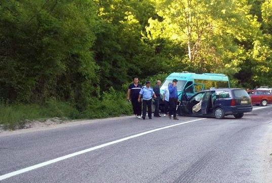 Aksi Pogradec – Korçë, furgoni përplaset me autoveturën, 1 i vdekur 7 të plagosur