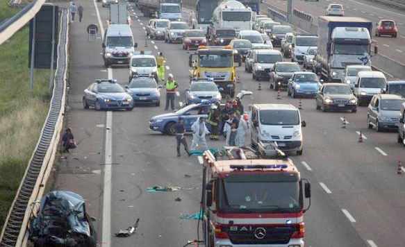 FOTO/ Itali, ndërronin gomën në autostradë, aksidentohen për vdekje dy persona, njëri shqiptar