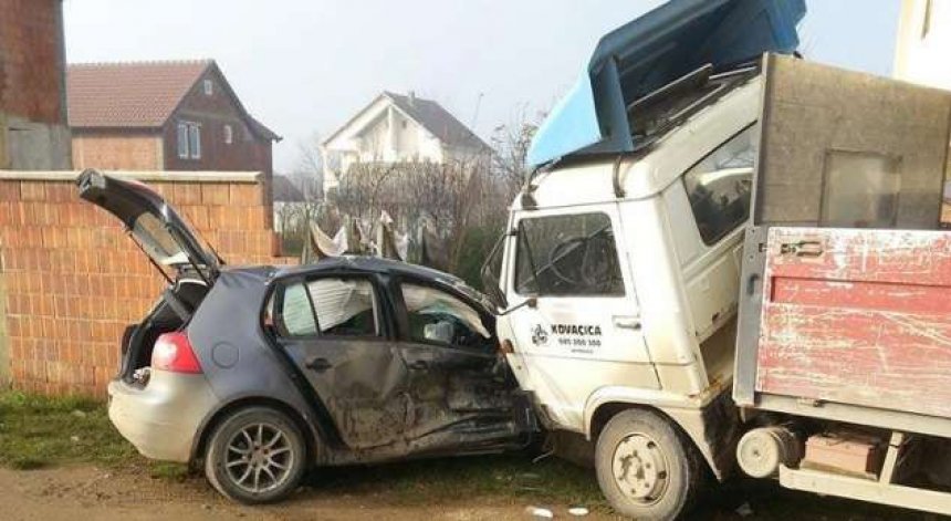 Aksident në autostradën Lushnje-Fier, kamioni përplaset me makinën