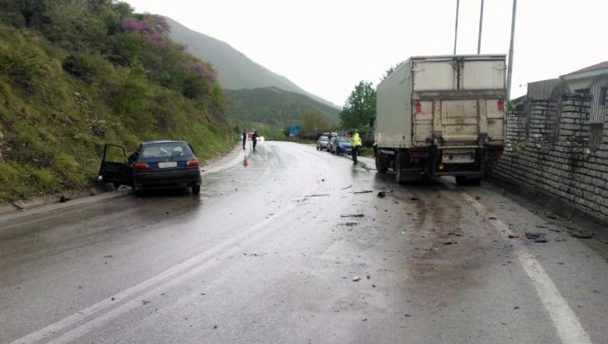 Tepelenë, autovetura përplaset me një maune, vdes 21-vjeçari, plagoset një tjetër