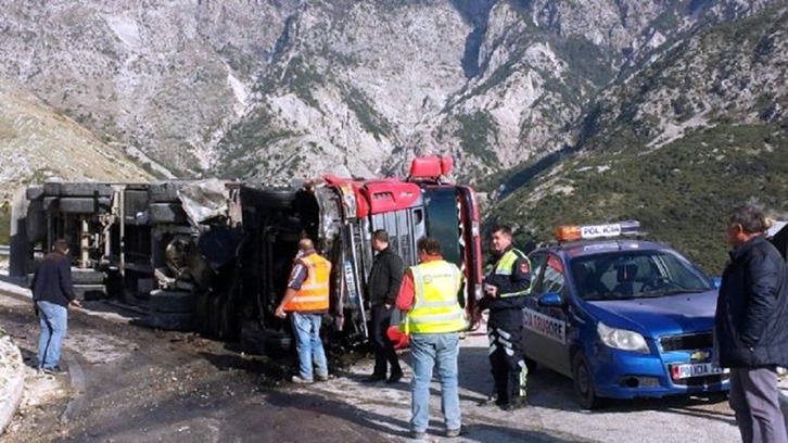 Fushë Krujë, kamioni serb bie nga mbikalimi, përfundon në oborrin e një shtëpie