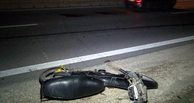 Divjakë, peshkatari rrëzohet në rrugë, vdes pasi i kalon “Benz”-i sipër