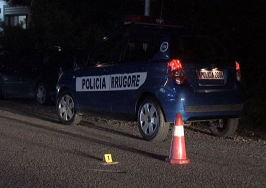 Tiranë, aksident në autostradë, përmbyset makina