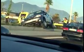 VIDEO/ Aksident në autostradë, makina hipën mbi trafikndarëse