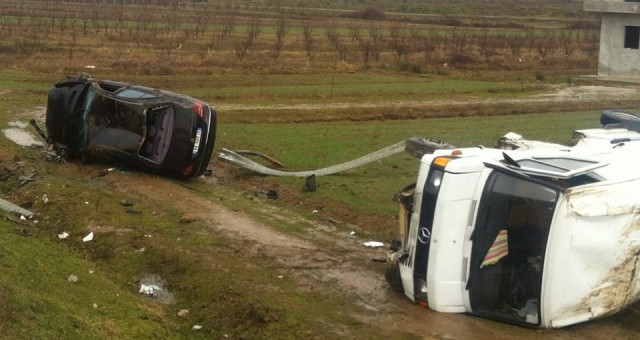 FOTO/Si qenkan rrokullisur dy makinat në Korcë-Pogradec