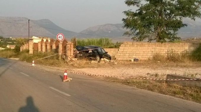 Shkodër-Koplik, përplaset me murin e varrezave, 27-vjeçari humb jetën