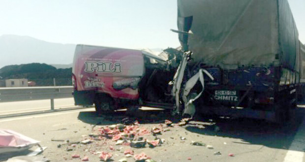 FOTO/ Furgoni përplaset me kamionin, Rruga e Kombit mbushet me shalqinj