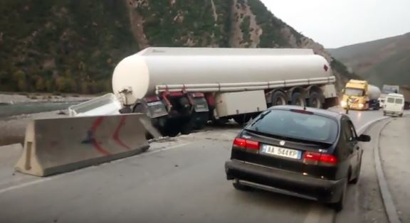 VIDEO/ Aksident në Xibrrakë, kamioni përfundon në lumë