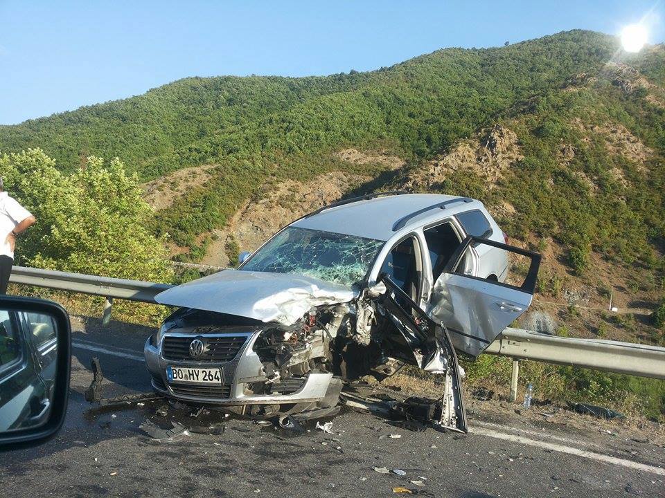 FOTO/ Përplasen dy makina në aksin Milot – Rrëshen, 8 të plagosur rëndë
