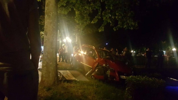 Tiranë, aksidentohen dy makina tek ish Ekspozita, njëra prej tyre për pak përfundoi në Lanë