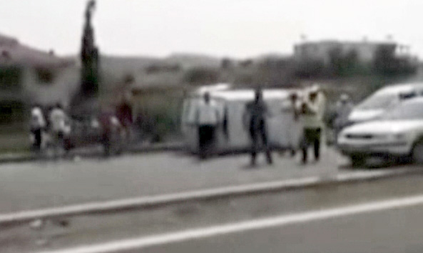 VIDEO/ Përmbyset furgoni në Golem, shmanget aksidenti