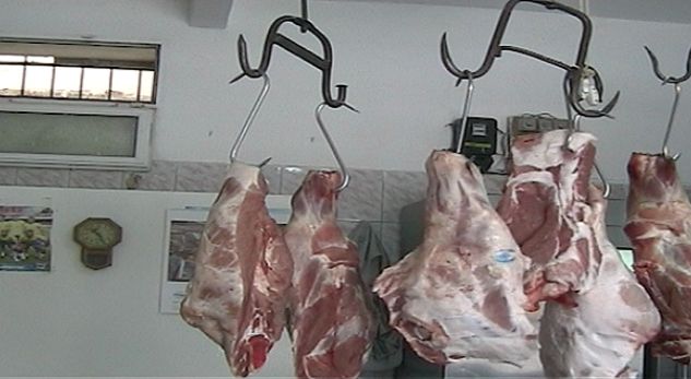 Në Vlorë,  banorët kanë filluar të grabisin edhe mishin nga thertoret