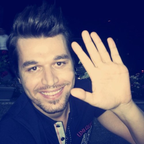 Menaxheri i Alban Skënderaj: Këngëtari është mirë në hotel në Shkup