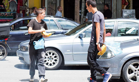 Gazeta Britanike: Në Shqipëri varfëria e shpërndarë kudo, të moshuarit po shesin këpucët e tyre, të rinjtë duan të ikin