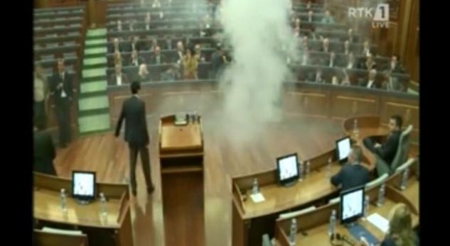 Gaz lotsjellës në Parlamentin e Kosovës në mesnatë, tension në Prishtinë