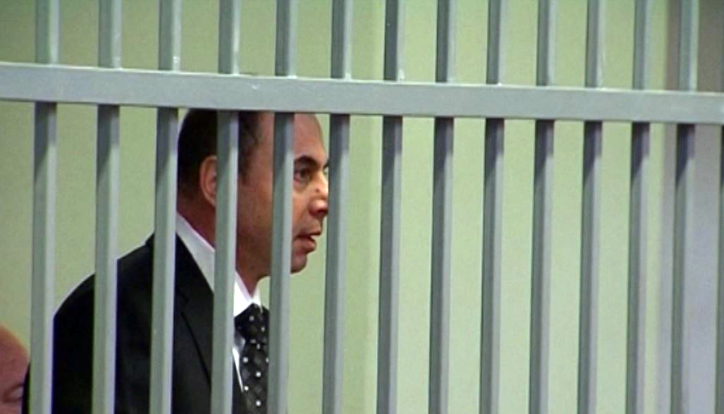 NOSTALGJIA/ Aldo Bare kërkon garazhin pranë shtëpisë, dikur aty strehohej banda e tij