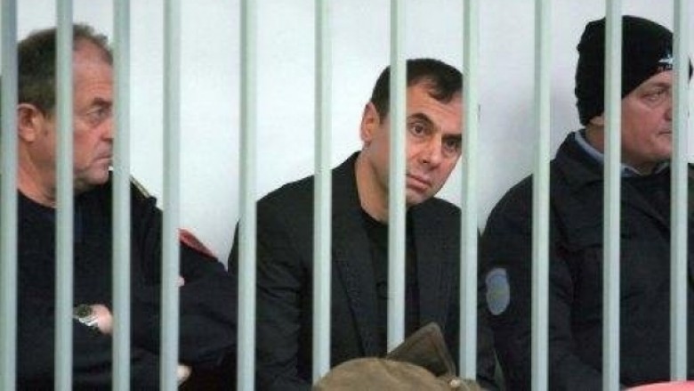 NGJARJA/ Nipi i Aldo Bares u plagos pas sherrit në lokal