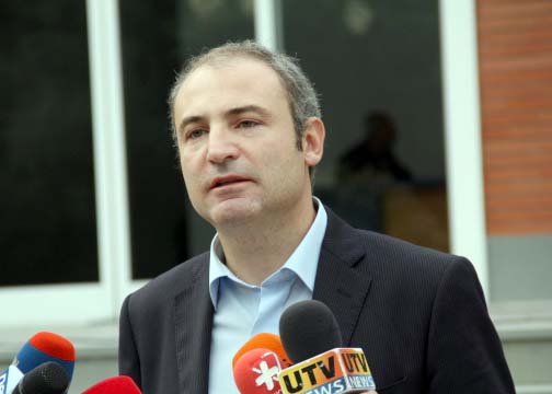 Lezhë, personi i akuzuar se qëlloi me armë lihet i lirë, ai bën kallëzim për denigrimin e figurës së tij