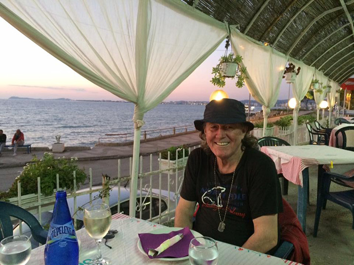 EMRAT/ Aleksandër Gjoka “prish gojën” me gazetarët e politikanët që japin leksione demokracie